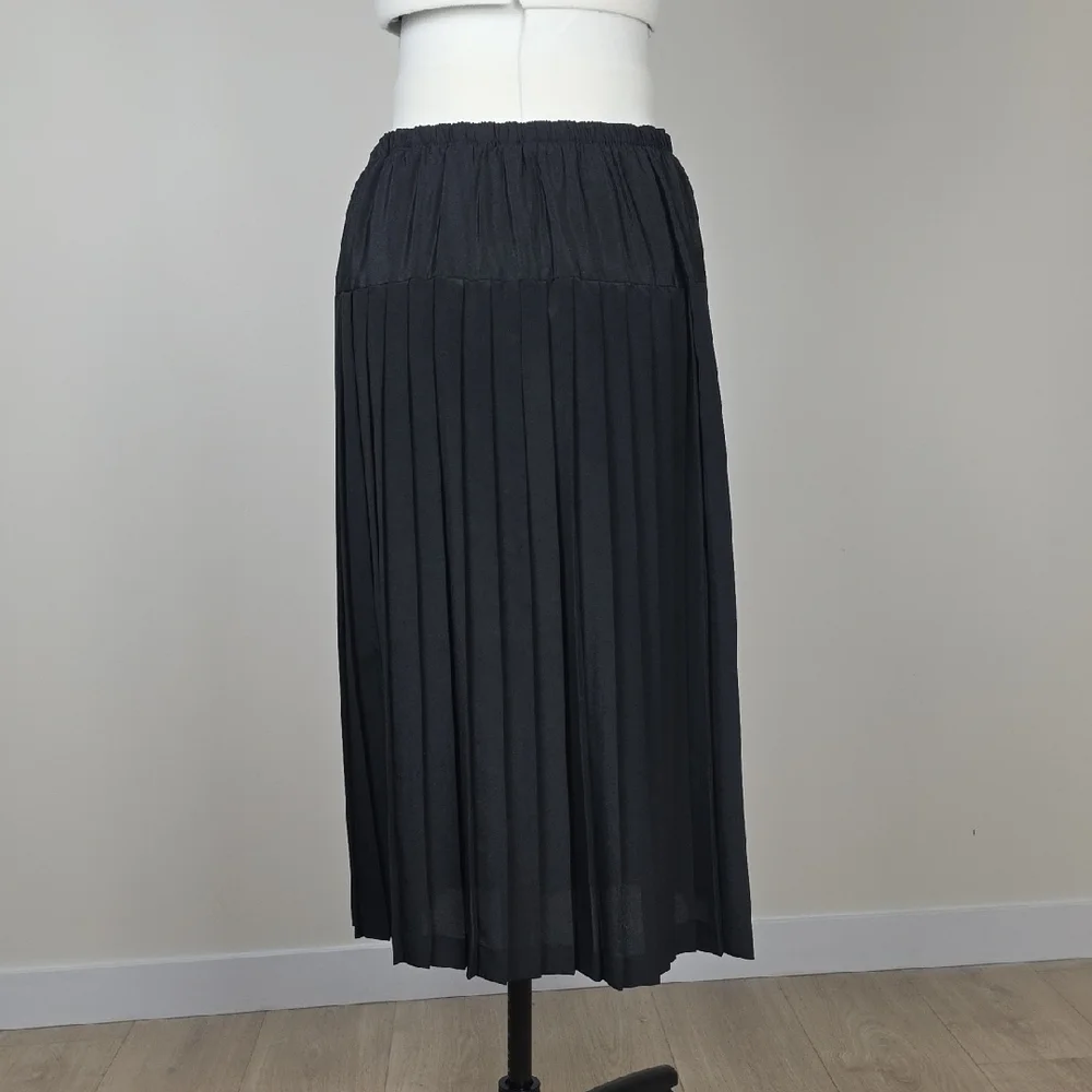 Vintage Black Pleated Midi Skirt – Elastic Waistband – Elegant Classic Style - Picture 3 of 9